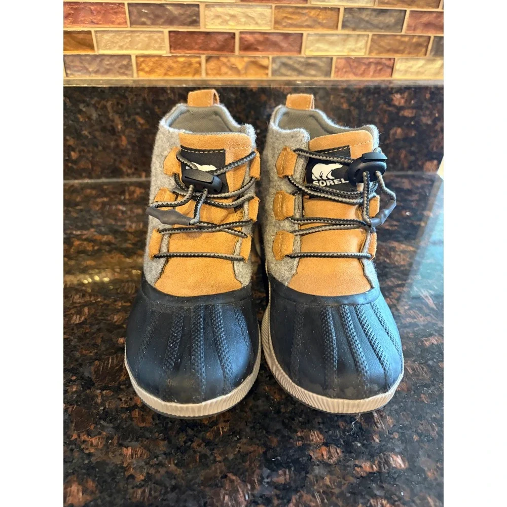 Sorel Out N About Classic Boots Kids Size 4 Gray Brown Waterproof Duck Boots Exc